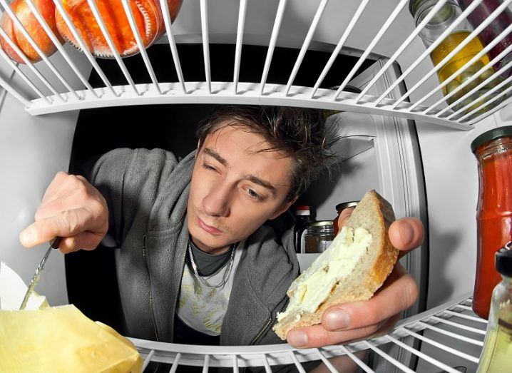 Dormir mal aumenta el hambre y cómo Aplós sueño te ayuda a dormir mejor.
